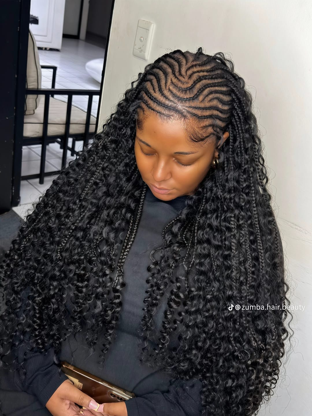 Curly braid style at Avanza